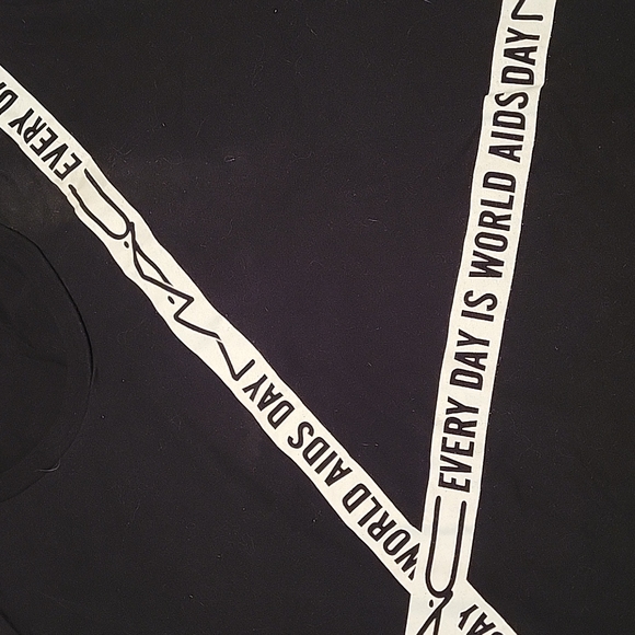 M.A.C. EVERY DAY IS WORLD AIDS DAY TSHIRT SIZE 5 NEW - Picture 2 of 4